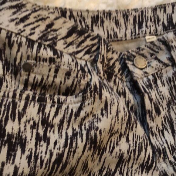 Vince Camuto Gray and black printed jeans. Size 2 - Picture 6 of 9